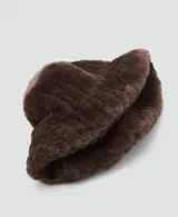 Gorro tipo bucket de pelo sintético en color marrón, con textura suave y forro interior de algodón.