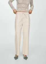Pantalón de corte recto confeccionado en algodón, con tiro medio y cintura elástica ajustable mediante lazo. Presenta dos bolsillos de parche en los laterales.