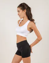 Top deportivo blanco de microfibra sin costuras, con sujeción media.