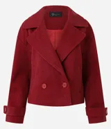 Abrigo corto tipo blazer de color bordó con estampa de espiga, cuello con solapas, cierre cruzado con dos botones y bolsillos ribeteados.