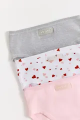Pack de tres bombachas tipo vedetina de algodón con cintura elástica y etiqueta de la marca. Incluye una unidad lisa en color gris melange, una unidad lisa en color rosa y una unidad blanca con estampado de corazones rojos y rosados.