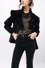 Pantalón de jean acampanado con alforza central.