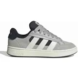 Championes Adidas Grand Court Alpha de estilo urbano, confeccionados en una combinación de gamuza y material sintético en tonos grises. Presentan las icónicas tres tiras laterales en color blanco, lengüeta acolchada, cordones gruesos y suela de caucho con tecnología de amortiguación Cloudfoam.