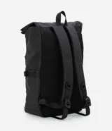 Mochila urbana de diseño estructurado con acabado engomado, cierre tipo roll-top con hebilla ajustable, bolsillo frontal con cremallera y correas traseras ajustables.