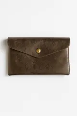 Monedero tipo sobre de cuero sintético color gris oscuro con textura granulada, cierre con botón a presión metálico dorado.