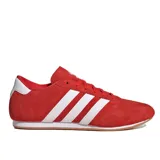Championes Adidas Taekwondo Lace W, color rojo con las tres tiras blancas características de la marca. Suela de goma color caramelo.