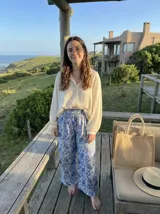 Pantalón tipo palazzo con estampado paisley en azul y blanco, confeccionado en tejido ligero y fluido. Presenta cintura alta elástica y un calce relajado.