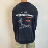 Buzo negro con estampado en la espalda con motivos playeros y texto en blanco y naranja.