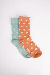 Pack de dos pares de medias de largo medio, con diseño de lunares blancos. Un par es color celeste y el otro color naranja.