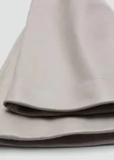 Guantes largos de piel ovina en color gris claro, con forro interior de poliéster y diseño sin cierre.