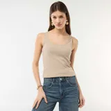 Musculosa de canalé color beige, con escote redondo y diseño ajustado.