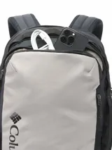 Mochila Columbia Landroamer Everyday en combinación de gris claro y negro, con logo grande impreso en el frente y múltiples compartimentos con cierre.