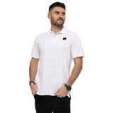 Remera polo blanca de hombre, con logo de CAT en el pecho izquierdo, cuello y mangas de punta plana, bordado de triángulo amarillo en la manga y dobladillo dividido. Ajuste regular.