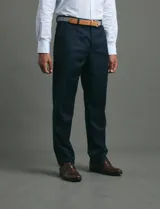 Traje de corte slim fit compuesto por saco de dos botones y pantalón de vestir a juego. Presenta una silueta entallada y moderna.