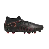 Championes de fútbol Puma Future 9 Match FG/AG, color negro con detalles en rojo. Presentan un diseño de corte medio con cuello elástico, superficie texturizada para mejor control del balón y suela con tapones diseñados para tracción en césped natural y artificial.