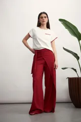 Remera blanca de manga corta con cuello redondo, bolsillo frontal y detalles de costura en color tostado en el bolsillo y los bordes de las mangas.