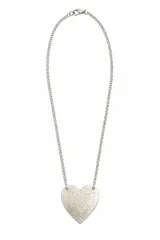 Collar corto de metal plateado con cadena de eslabones y un gran dije colgante en forma de corazón con textura sutil.
