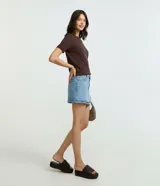 Blusa básica de cuello redondo y manga corta con detalle de dobladillo, confeccionada en tejido de viscosa con elastano.