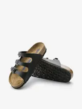 Sandalias Birkenstock modelo Florida, color negro, con tres tiras ajustables con hebillas metálicas y plantilla anatómica de corcho y látex.