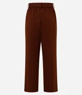 Pantalón de corte recto confeccionado en mezcla de viscosa, poliéster y elastano. Presenta un diseño de tiro medio con cinturón ajustable con hebilla metálica y bolsillos laterales.