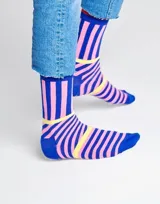 Medias Happy Socks con diseño de rayas verticales rosas y amarillas sobre fondo azul.