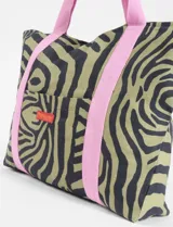 Bolso estilo tote con estampa animal print en tonos verde y negro, con asas largas color rosa.