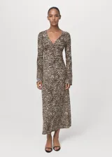 Vestido largo de diseño evasé con estampado animal print de leopardo. Presenta cuello en pico, mangas largas acampanadas y tejido plisado con cierre de cremallera lateral.