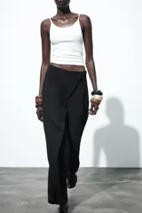 Pantalón de tiro medio color marrón, con pierna recta y detalle de superposición frontal tipo pareo.