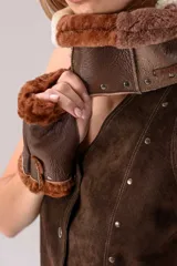 Guantes sin dedos marrones de cuero texturizado, con detalles de piel sintética en los bordes superior e inferior, y cierre con botones a presión metálicos.