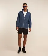 Bermuda deportiva masculina modelo runner, confeccionada en tejido técnico de poliéster con elastano. Presenta cintura elástica con cordón interno de ajuste, recortes laterales y bajo redondeado para mayor libertad de movimiento.