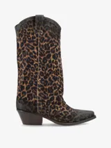 Bota de caña media estilo western, confeccionada en cuero con estampado animal print de leopardo y acabado desgastado. Presenta un taco cuadrado bajo y punta ligeramente afinada.