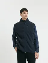 Campera de micropolar azul marino con cierre frontal completo, cuello alto y bolsillos laterales y en el pecho con cierre.