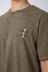 Remera de corte semi-oversize en color naranja con efecto de lavado tipo snow. Presenta un pequeño estampado gráfico en el pecho y cuello redondo.