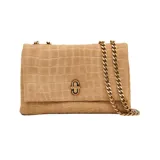 Cartera tipo bandolera Marc Jacobs, confeccionada en cuero gamuza con textura efecto cocodrilo. Presenta un diseño rectangular con solapa frontal, cierre metálico dorado y correa de cadena dorada ajustable.