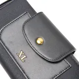 Billetera tipo acordeón de material sintético (PU) color marrón oscuro (habano), con cierre perimetral metálico. Presenta un bolsillo frontal con tapa y botón a presión, donde se encuentra el logo 'XL' en dorado. El interior es textil y cuenta con múltiples tarjeteros, compartimentos para billetes y un monedero interno con cierre.