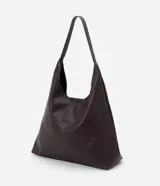 Cartera hobo grande de poliuretano color verde militar, con diseño slouchy, base estructurada y una única asa larga para llevar al hombro. Cuenta con cierre de botón a presión y amplio compartimento interior.