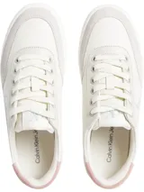 Zapatillas urbanas Calvin Klein Jeans, color blanco con detalles en gris y rosa. Presentan logo "CK" en el lateral y suela tipo cupsole.
