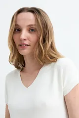 Sweater negro de punto fino, con mangas cortas y escote en V.