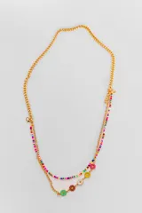 Collar dorado de doble cadena, una con cuentas de colores y otra con dijes de margaritas esmaltadas.