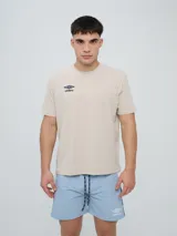 Remera deportiva Umbro modelo Melt de color azul marino, con cuello redondo, mangas cortas y logo bordado en el pecho.