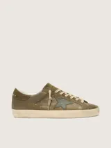 Zapatillas Golden Goose Super-Star de cuero vacuno en tono verde militar, con efecto envejecido, estrella lateral en cuero más oscuro y cordones de algodón en color crudo.