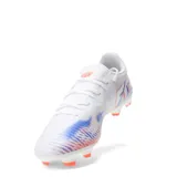 Championes de fútbol Puma Future 8 Play FG, color blanco con detalles en naranja y azul. Diseño con logo Puma en el lateral y suela con tapones para césped natural.