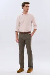 Pantalón skinny azul marino con spandex, bolsillos traseros ojal con botón y etiqueta de la marca.