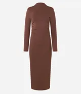 Vestido midi marrón con cuello alto y mangas largas. Presenta un detalle de encaje en la parte trasera y una faja de terciopelo en la cintura.