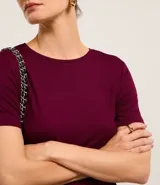 Blusa básica color mostaza, con escote redondo y manga corta.