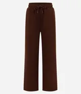 Pantalón de corte recto confeccionado en algodón con felpa, de color marrón. Presenta cintura elástica con cordón ajustable y diseño holgado.