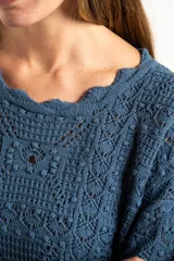 Sweater de tejido de punto calado color marrón, con diseño oversize, cuello redondo y mangas tres cuartos.