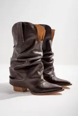 Bota texana de cuero color marrón con caña media arrugada, punta fina y taco bajo de madera.