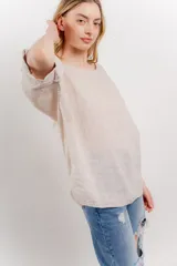 Blusa de lino color fucsia, con silueta amplia y relajada, escote redondo y mangas 3/4 con vuelta.