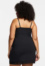 Chemise color lila con breteles finos regulables y apliques de encaje en escote y ruedo.